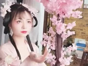 Χαριτωμένο Κινέζο κορίτσι βγάζει φωτογραφίες