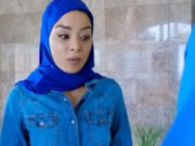 Μικροσκοπικό έφηβος μουσουλμανική Fucked από δύο μετακινούμενοι